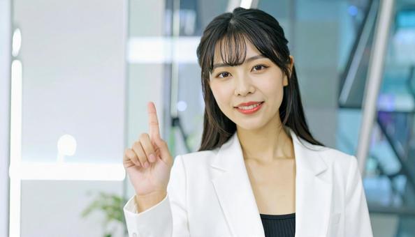 自信のある表情で指さすビジネス女性 自信のある表情で指さすビジネス女性の写真