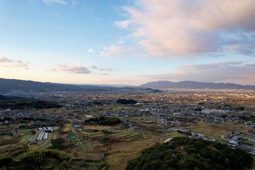 景行天皇陵から見た山ノ辺の道の空撮の写真