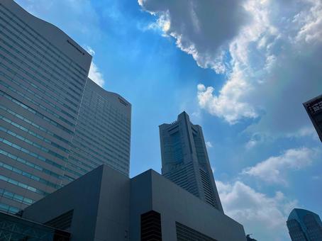 横浜の高層ビルと夏空 横浜の高層ビルと夏空の写真