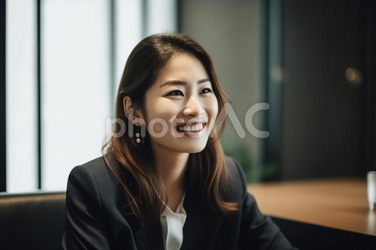 オフィスで働く笑顔のビジネスウーマン 女性,人物,オフィスの写真素材