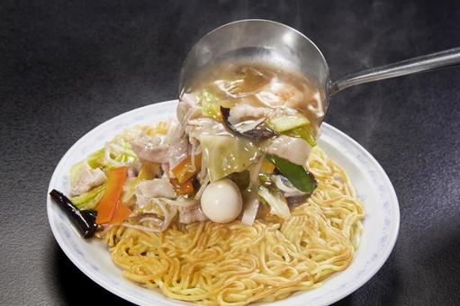 かた焼きそば あんをかける かた焼きそば あんをかける かた焼きそば,あんかけ,あんかけ焼きそばの写真素材