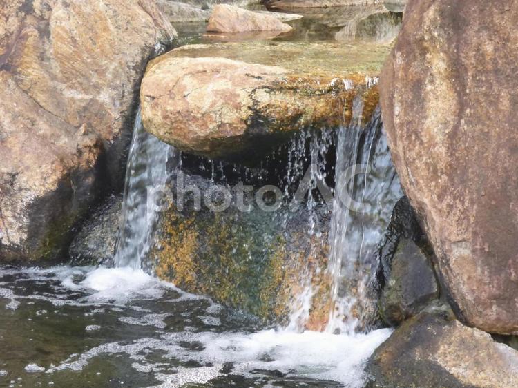 流れる水に癒される001 川,風景,落ちるの写真素材