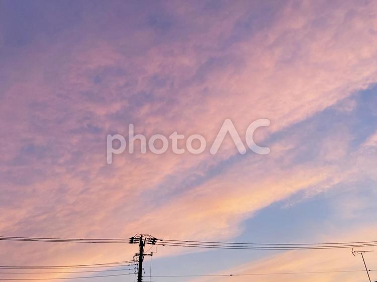 レトロな雰囲気の夕焼けと電線 夕焼け,夕焼け雲,夕暮れの写真素材