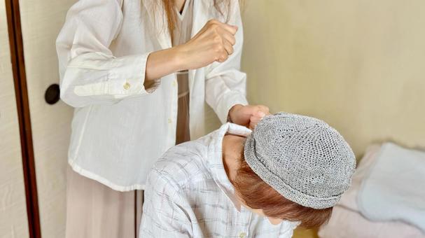 高齢女性の肩を叩く女性の手 高齢女性の肩を叩く女性の手 叩く,肩たたき,たたくの写真素材