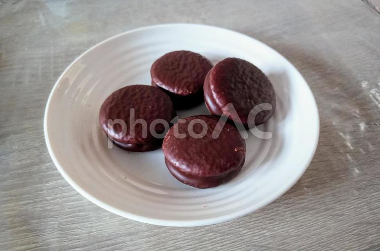 お皿に乗ったチョコパイ　お菓子　おやつ チョコパイ,チョコレート,お菓子の写真素材