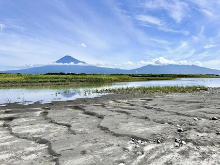真夏の富士山と富士川 真夏の富士山と富士川の写真