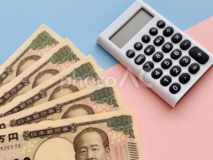 お金と電卓（ピンクと水色背景） お金,電卓,現金の写真素材