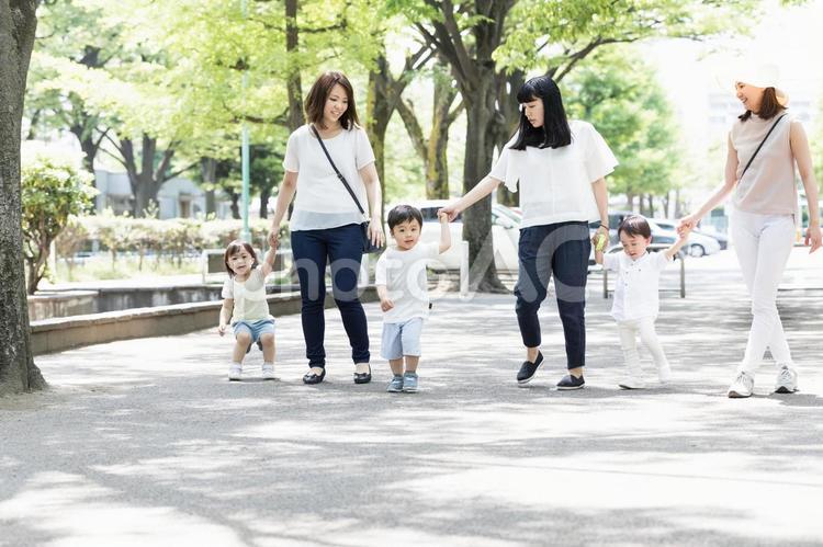 ママ友　母親　育児 ママ友,公園,歩くの写真素材