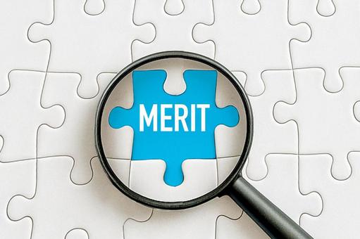 メリットのパズルと虫眼鏡 メリットのパズルと虫眼鏡 メリット,merit,長所の写真素材