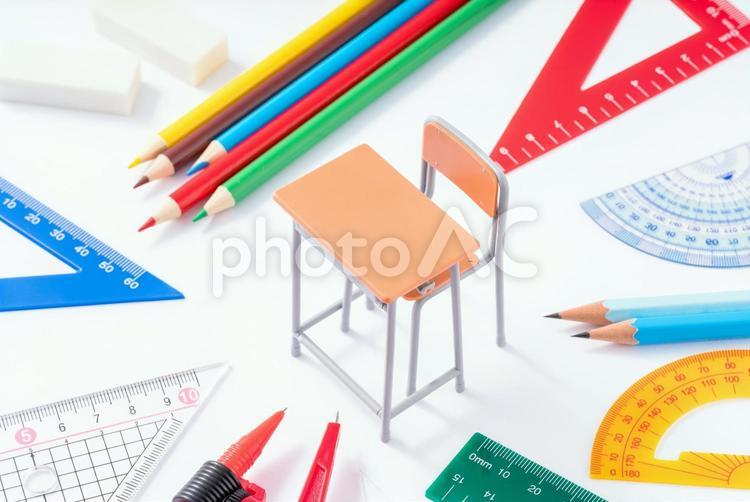 机と色鉛筆。学校、塾、習い事、新学期 文房具,机,鉛筆の写真素材
