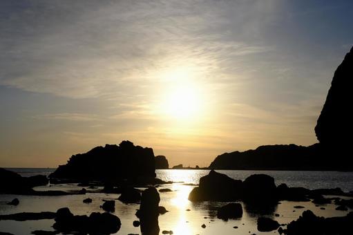 海岸に沈む夕陽 海岸に沈む夕陽の写真