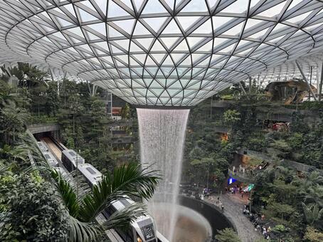 ジュエルの滝と電車 シンガポール,チャンギ空港,ジュエルの写真素材