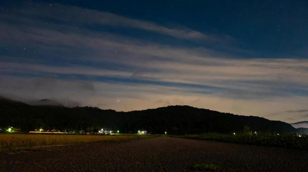 星空と雲が導く続く道 星空と雲が導く続く道 星空,雲,夜空の写真素材