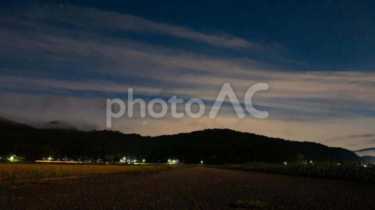 星空と雲が導く続く道 星空,雲,夜空の写真素材