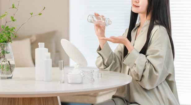 肌の保湿,スキンケアする女性(化粧水) 肌の保湿,スキンケアする女性(化粧水) スキンケア,保湿,女性の写真素材