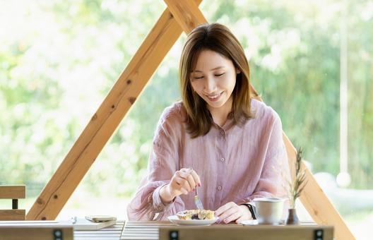 カフェでスイーツを食べる女性 カフェでスイーツを食べる女性 女性,カフェ,スイーツの写真素材