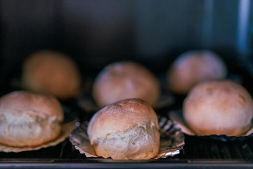 オーブンで焼き上がるパン パン,焼き立て,焼きたてパンの写真素材