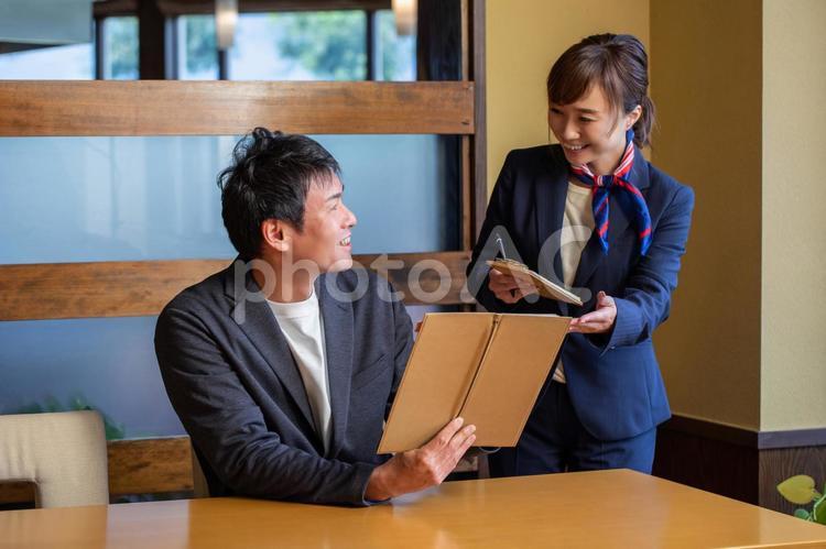レストランで注文を聞くウェイトレス ホテル,レストラン,注文の写真素材