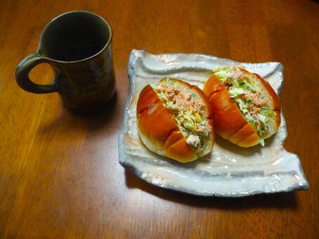 ツナサラダサンド ツナサラダ,コーヒー,ランチの写真素材