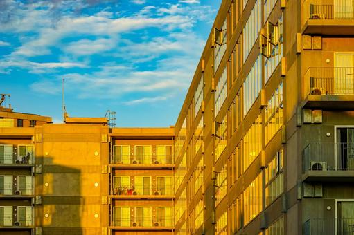夕暮れのアパート 夕暮れのアパート アパート,夕暮れ,建物の写真素材