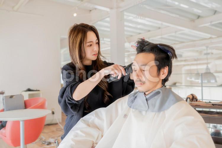 サイドを刈り上げる美容師 スタイリスト,カット,スタイルの写真素材