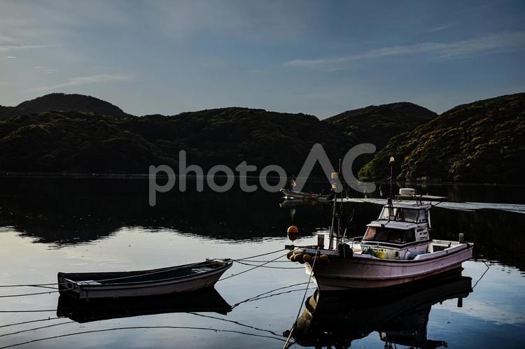 ＜五島の風景＞夜明けの奥浦の漁船と水面 漁船,釣り船,小舟の写真素材