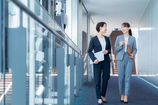 オフィスで仕事をするビジネスウーマン ビジネス,会議,ビジネスウーマンの写真素材