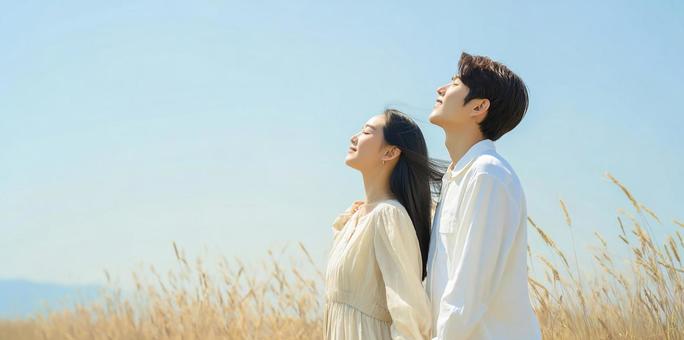 笑顔で空を見上げる恋人たち 笑顔で空を見上げる恋人たちの写真