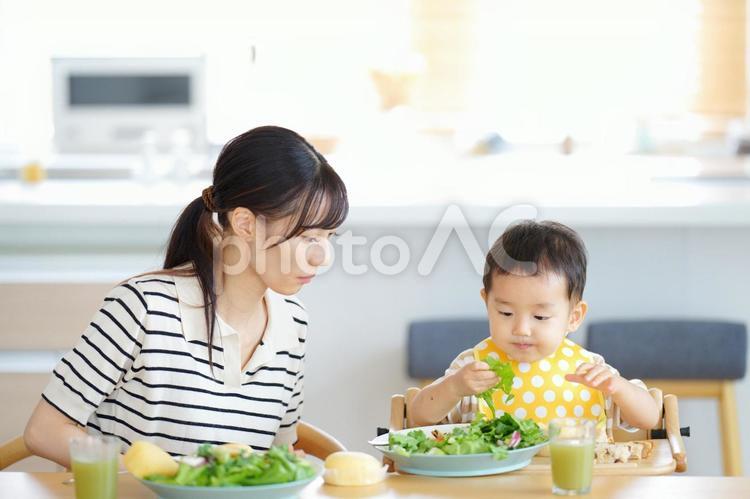 野菜を食べている子供と女性 男の子,母子,食事の写真素材