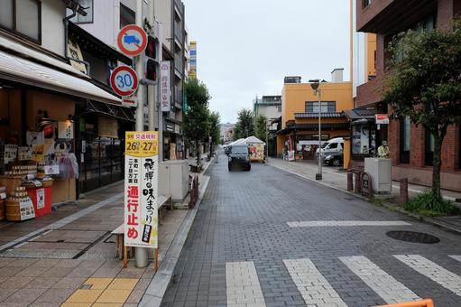 高山の街を走る県道460号と商店街・街並 高山の街を走る県道460号と商店街・街並 飛騨の味まつり,商店街,雨の写真素材