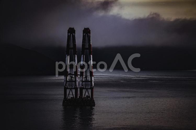 ＜五島＞梅雨の夜明けの海霧とサルベージ船 海,朝,雨雲の写真素材