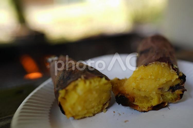 焚き火と焼き芋 焼き芋,断面,キャンプの写真素材