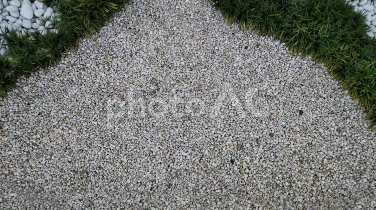 玉砂利と龍のヒゲ 玉砂利と龍のヒゲ,玉砂利,小石の写真素材