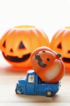 ハロウィンのカボチャを配ってまわります ハロウィンのカボチャを配ってまわります ハロウィン,プレゼント,カボチャの写真素材