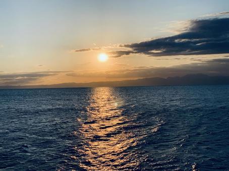 海上に輝く夕日の光の道:水面のきらめき 海上に輝く夕日の光の道:水面のきらめきの写真