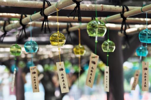 西新井大師(総持寺)藤棚の風鈴 西新井大師(総持寺)藤棚の風鈴の写真
