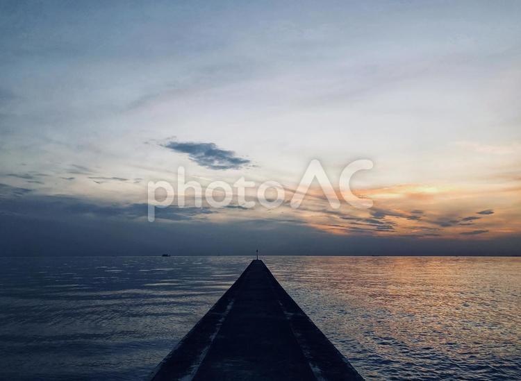 夕焼けの波止場 波止場,海,波の写真素材
