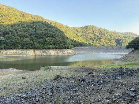 渇水 ダム湖,渇水,堰堤の写真素材