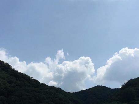 夏の空と雲と山 夏の空と雲と山の写真