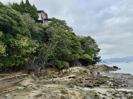 山口県彦島　竹ノ子島の磯辺 瀬戸内海,関門海峡,雲の写真素材