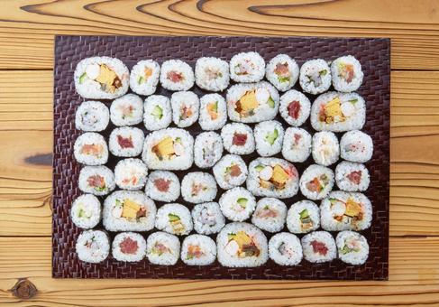 いろんな種類の巻き寿司大集合 いろんな種類の巻き寿司大集合 巻き寿司,大集合,鉄火巻の写真素材