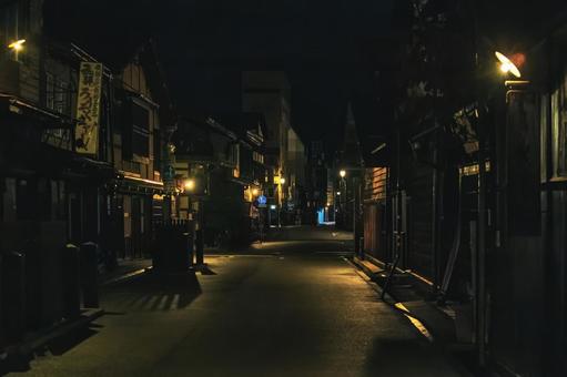 飛騨高山の夜、歴史ある街並みの幻想的な光 飛騨高山の夜、歴史ある街並みの幻想的な光の写真