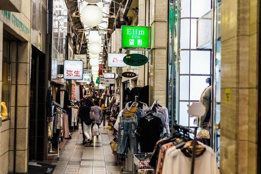 鶴橋駅の風景 コリアンタウン,商店街,大阪の写真素材