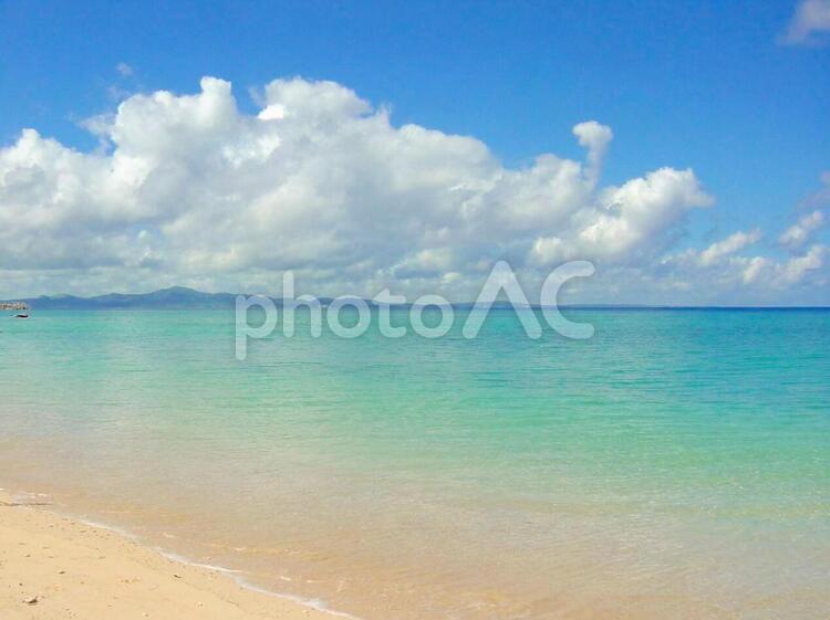 沖縄本島　崎本部の海岸 ビーチ,ブルー,南国の写真素材