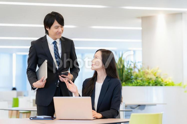 会議をする男女のビジネスマン ビジネス,会議,オフィスの写真素材