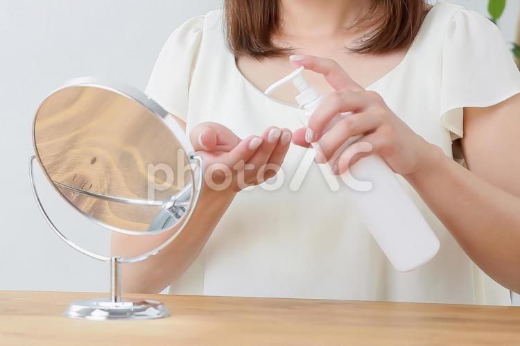 スキンケアをする女性 スキンケア,保湿,化粧水の写真素材