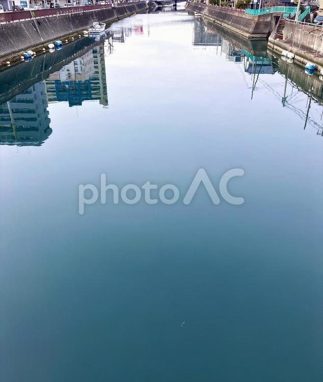 川の水面に反射する空と街並み 川,水面,反射の写真素材