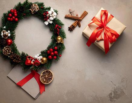 クリスマスリースとプレゼント背景フレームの写真