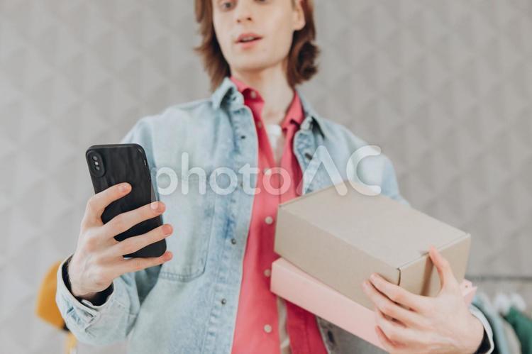 携帯を見て驚く男性 男性,人物,インフルエンサーの写真素材