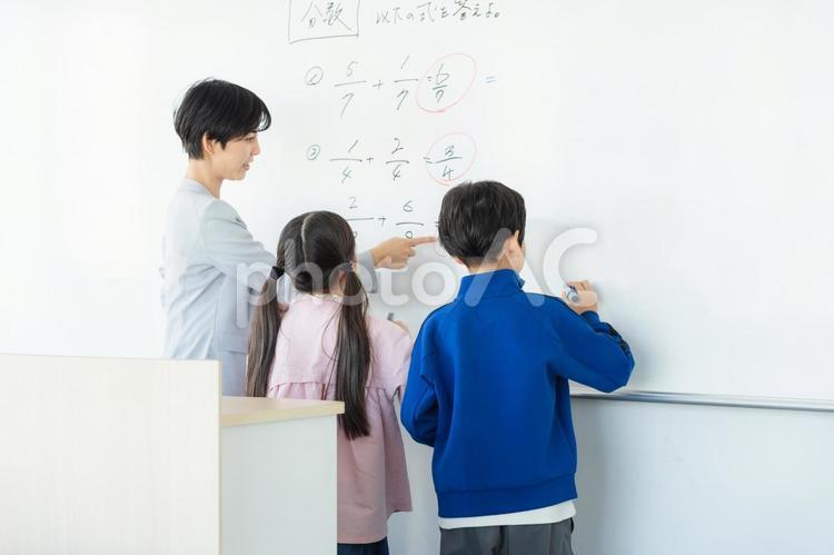 教室で授業を受ける小学生 教室,立つ,学習塾の写真素材